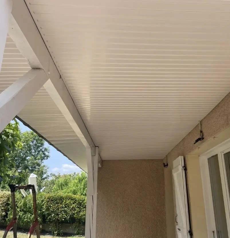Après : sous-face de toit en bois habillée en PVC blanc