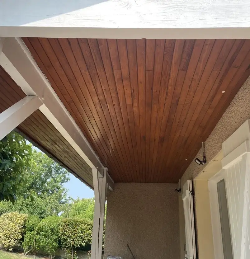 Avant : sous-face de toit en bois habillée en PVC blanc