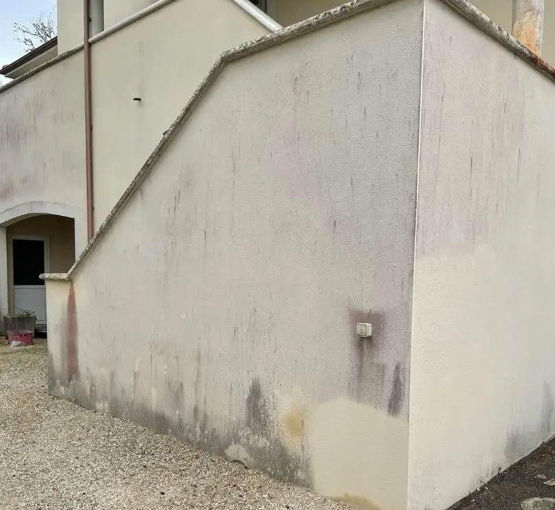 Avant : façade en crépi nettoyée