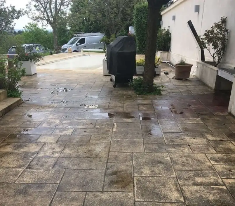 Avant : dalles de terrasse nettoyées