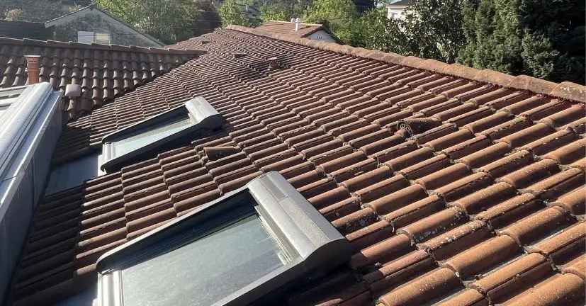 Avant : toiture avec fenêtres de toit, démoussée et traitée