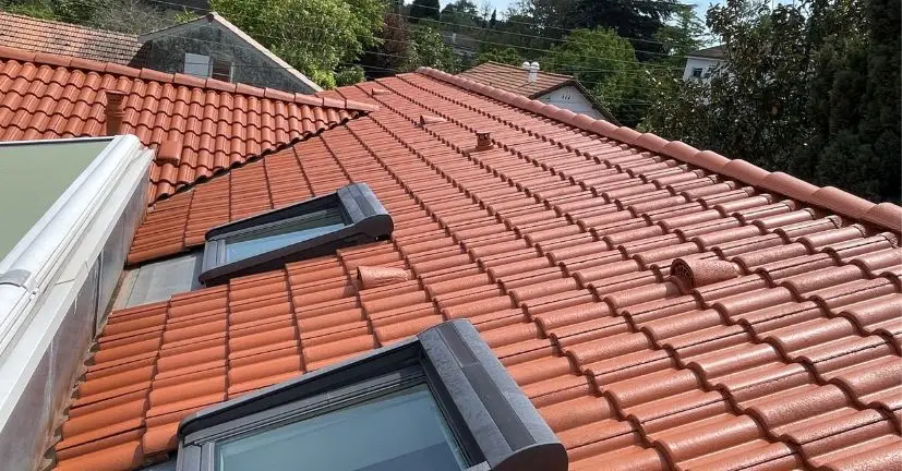 Après : toiture en tuiles avec fenêtres de toit, démoussée