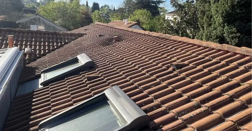 Avant : toiture en tuiles avec fenêtres de toit, démoussée