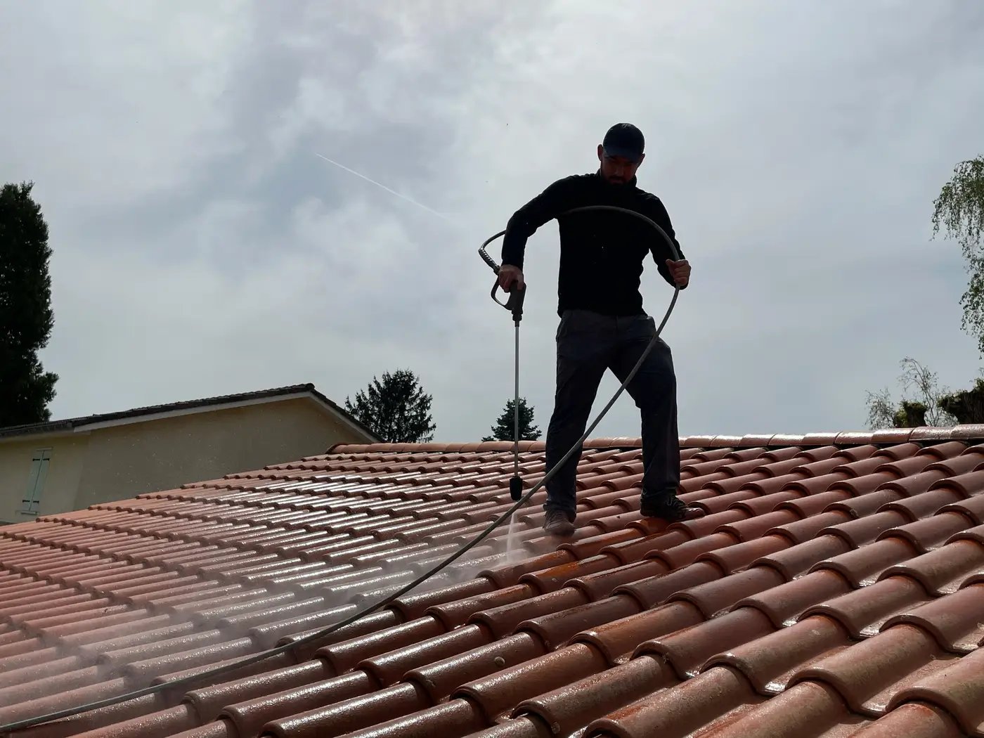 Davy Dedinger nettoie une toiture en tuiles