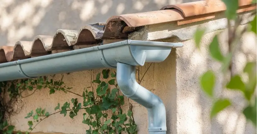 Gouttière en aluminium posée sous des tuiles canal