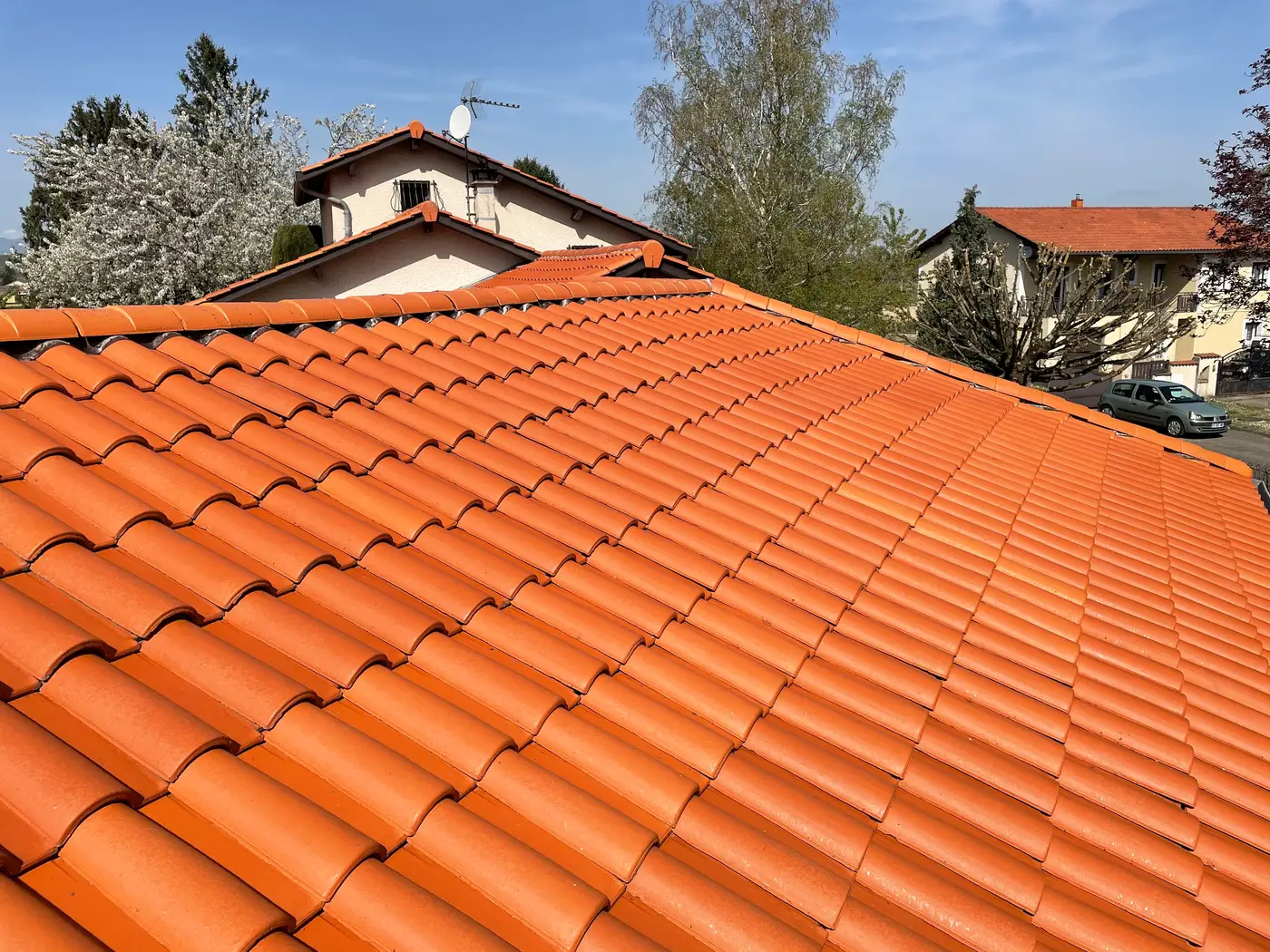 Toiture de maison en tuiles orange après traitement hydrofuge