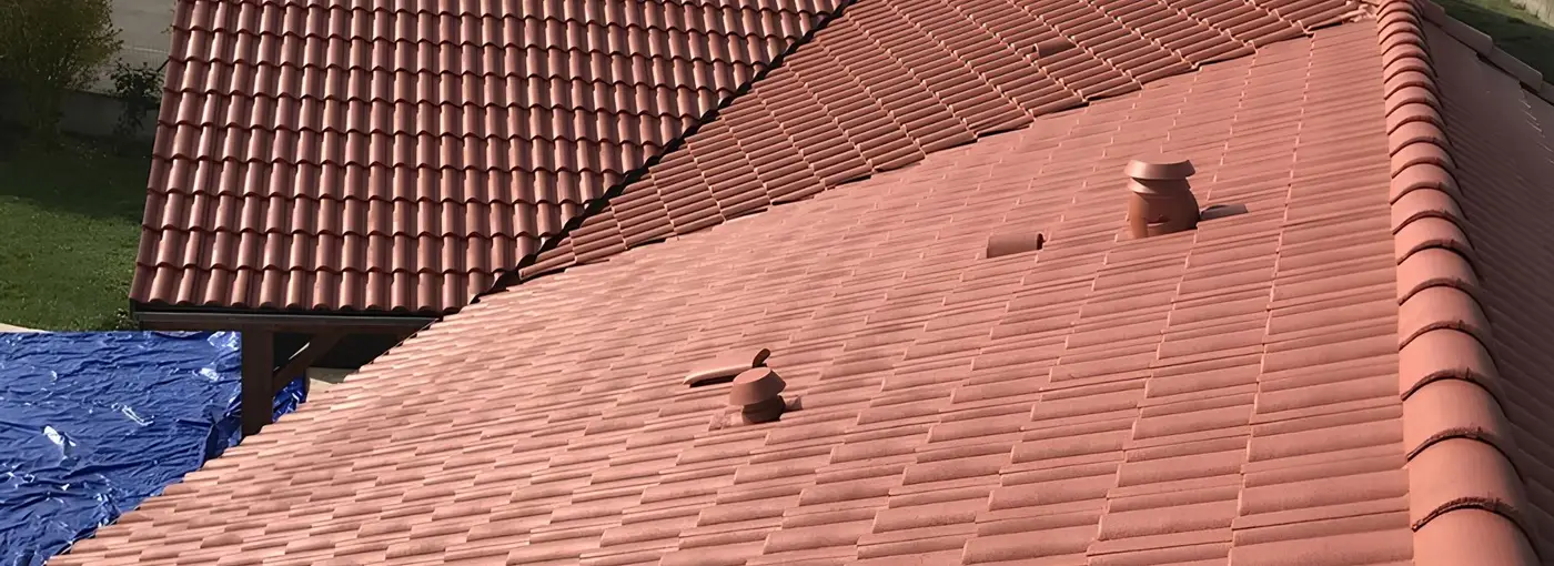Toiture en tuiles propre après démoussage